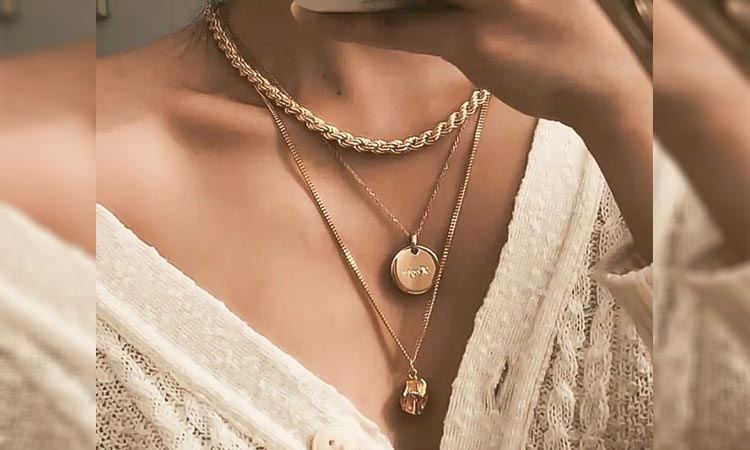 گردنبند برای یقه هفت