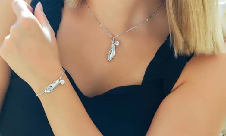 ست گردنبند با یقه مربعی